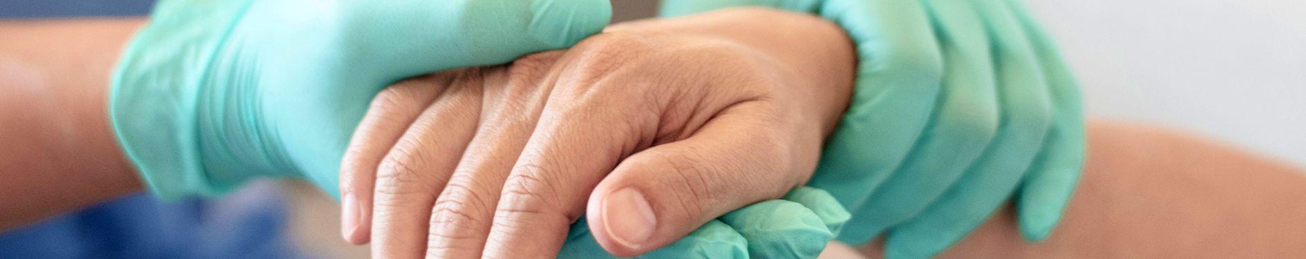 Sprawdzanie dłoni przez lekarza